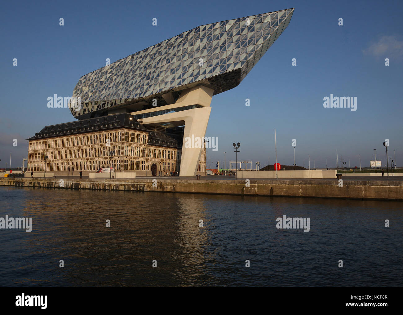 La maison du port est le siège social de l'Autorité portuaire d'Anvers. Il est situé à Anvers, Flandre, Belgique. Banque D'Images