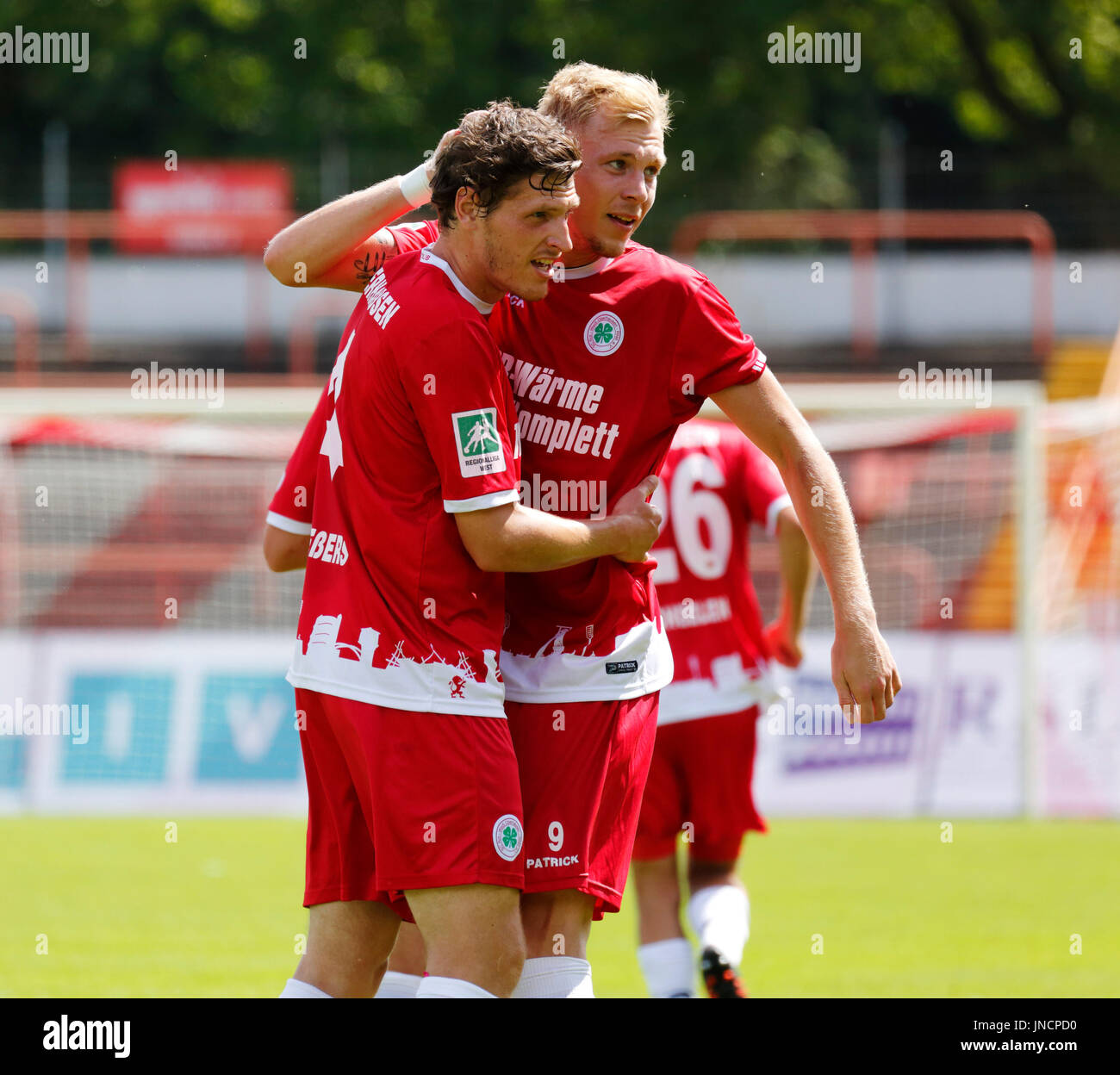Le sport,football,Ligue Régionale,Ouest,2017-2018 Rot Weiss Oberhausen vs SV Westfalia Rhynern 2:1,Stadium Niederrhein à Oberhausen,la joie au 2:1 but gagnant (Flessers,Robert RWO) et gauche buteur Philipp Goedde (RWO) Banque D'Images