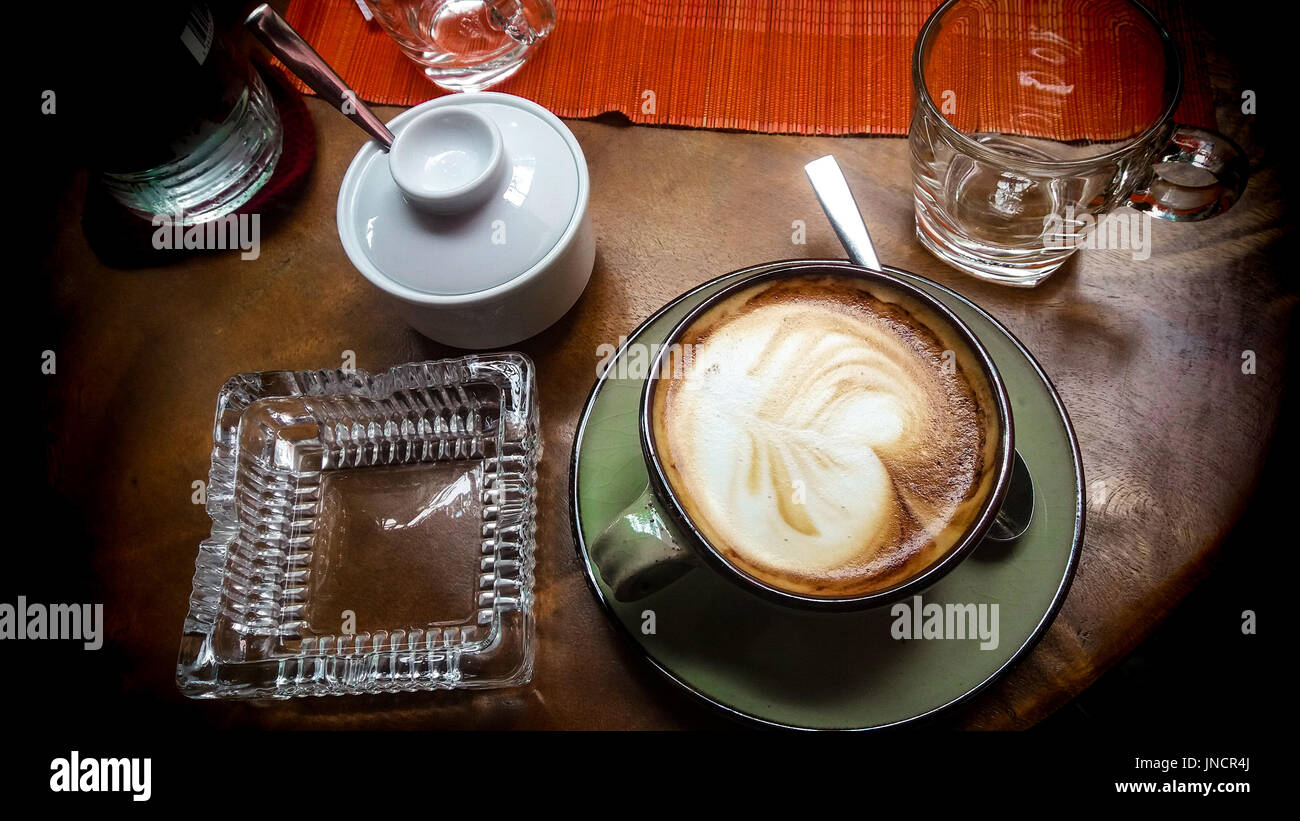 Vintage thème et couleur d'une table en désordre avec une tasse de cappuccino Banque D'Images