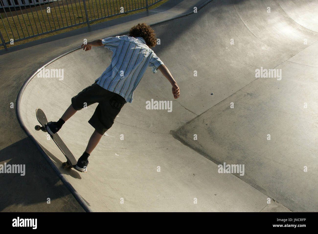 Le bol de patinage skateboarder at skatepark Banque D'Images