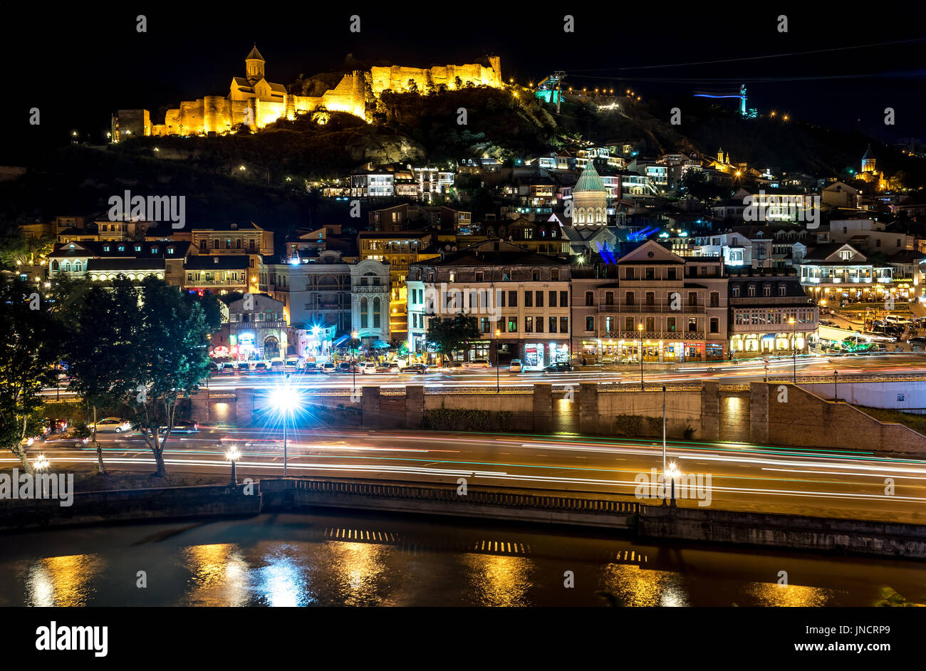Vue nocturne de la forteresse de Narikala et la vieille ville de Tbilissi sur la rivière Kura, Géorgie Banque D'Images
