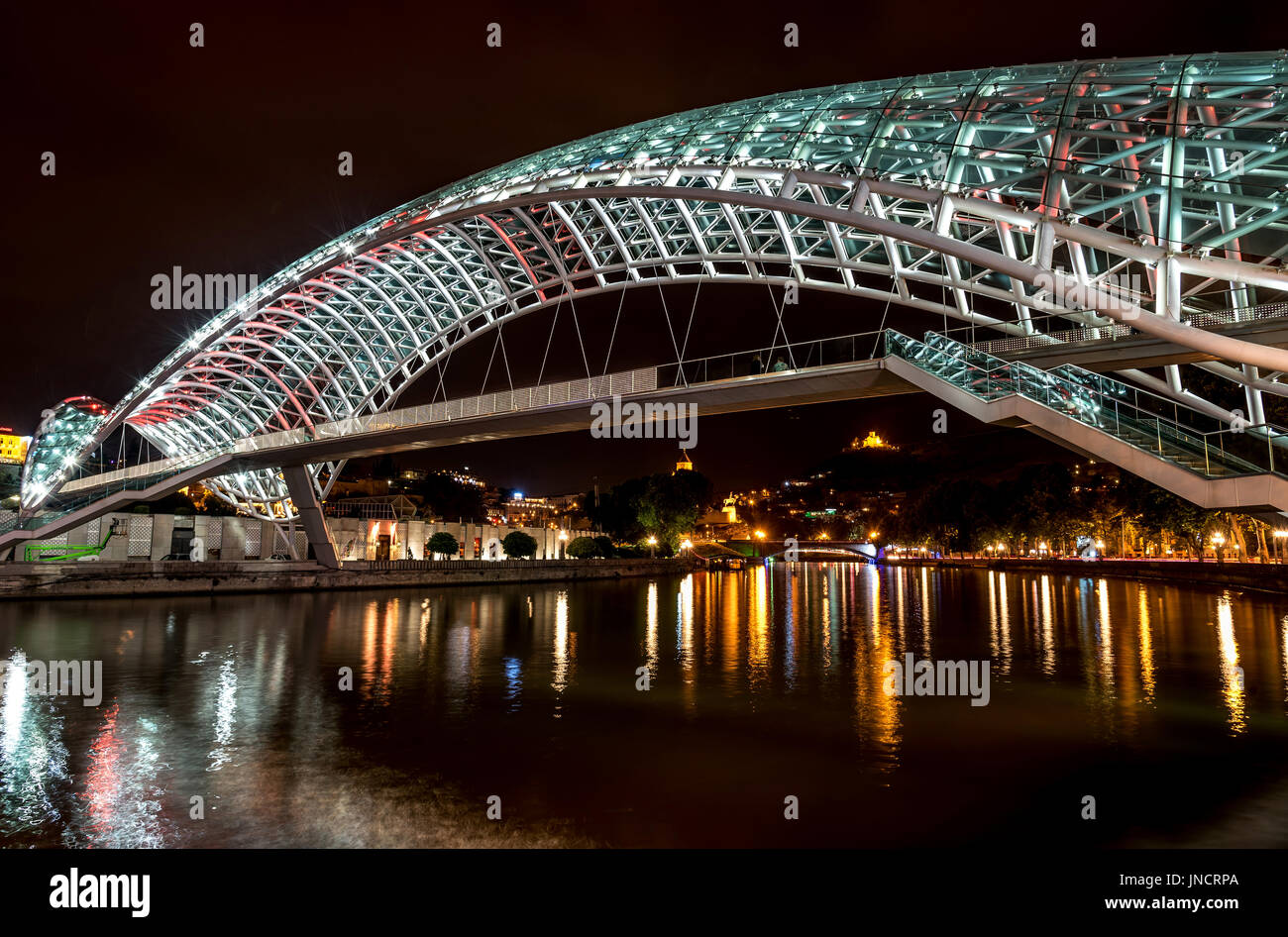 Vue de nuit sur le pont de la paix sur la rivière Kura, Tbilissi, Géorgie Banque D'Images