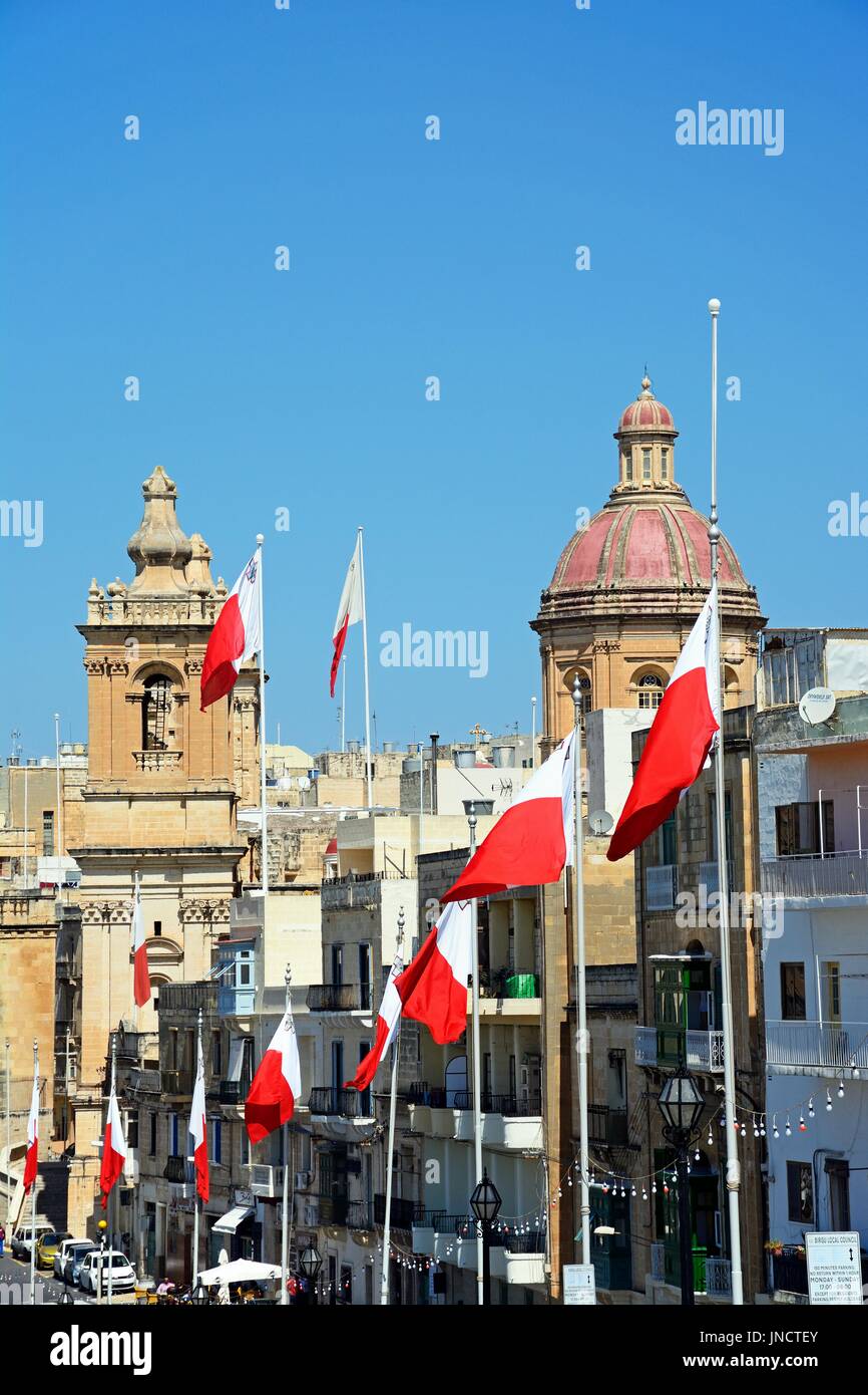 Vue des bâtiments le long de la mer vers l'église Saint-Laurent, Vittoriosa (Birgu), de Malte, de l'Europe. Banque D'Images