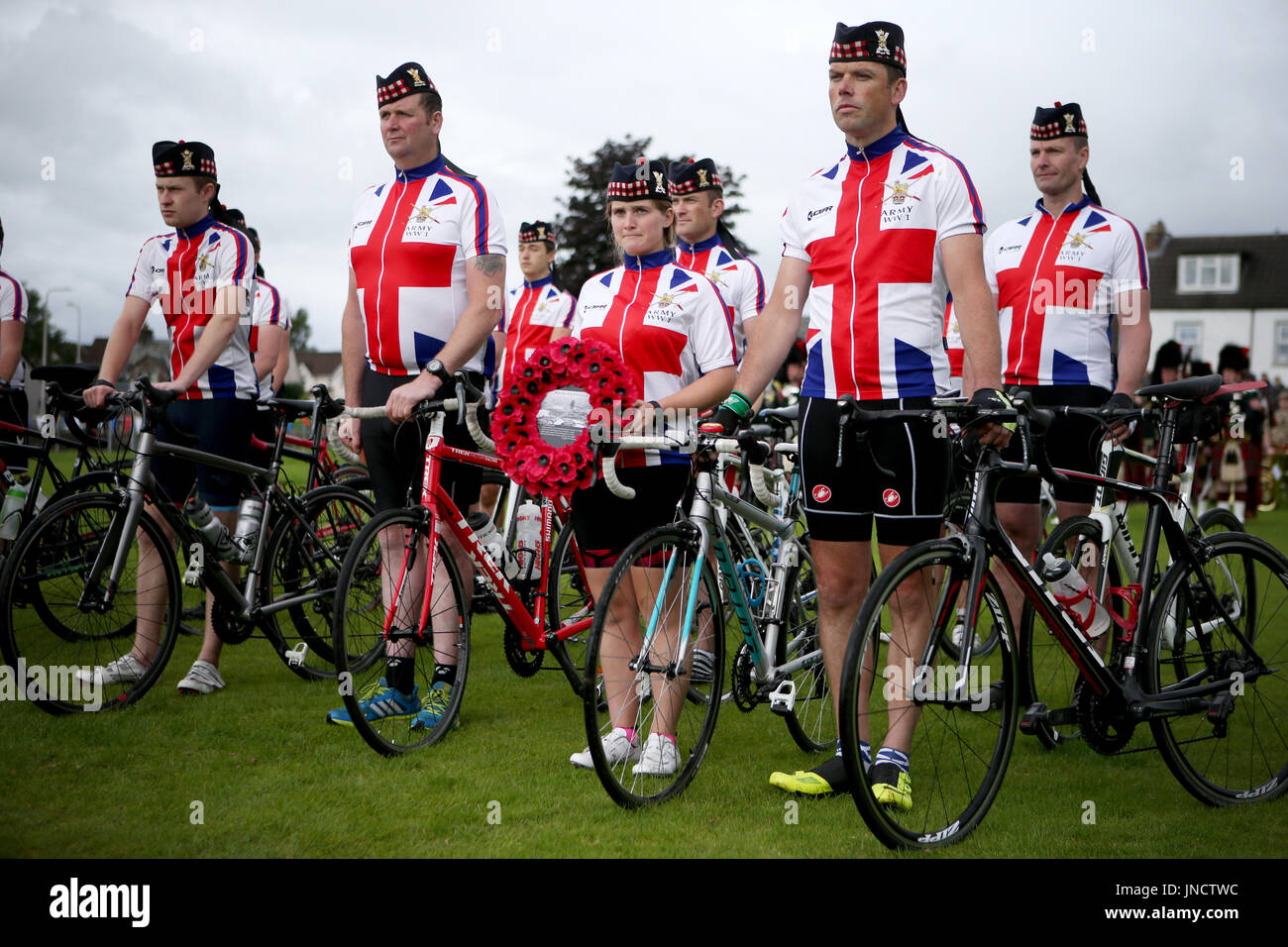 Élève-officier Emily Whyte, 20, de Glasgow, est titulaire d'une couronne de déposer au nom d'un groupe de cyclistes du Royal Regiment of Scotland écossais Black Watch (3) qui ont parcouru plus de 600 milles à Passchendaele, prendre part à un défilé et un service à Crieff, Perthshire, pour marquer le 100 anniversaire de la Bataille de Passchendaele. Banque D'Images