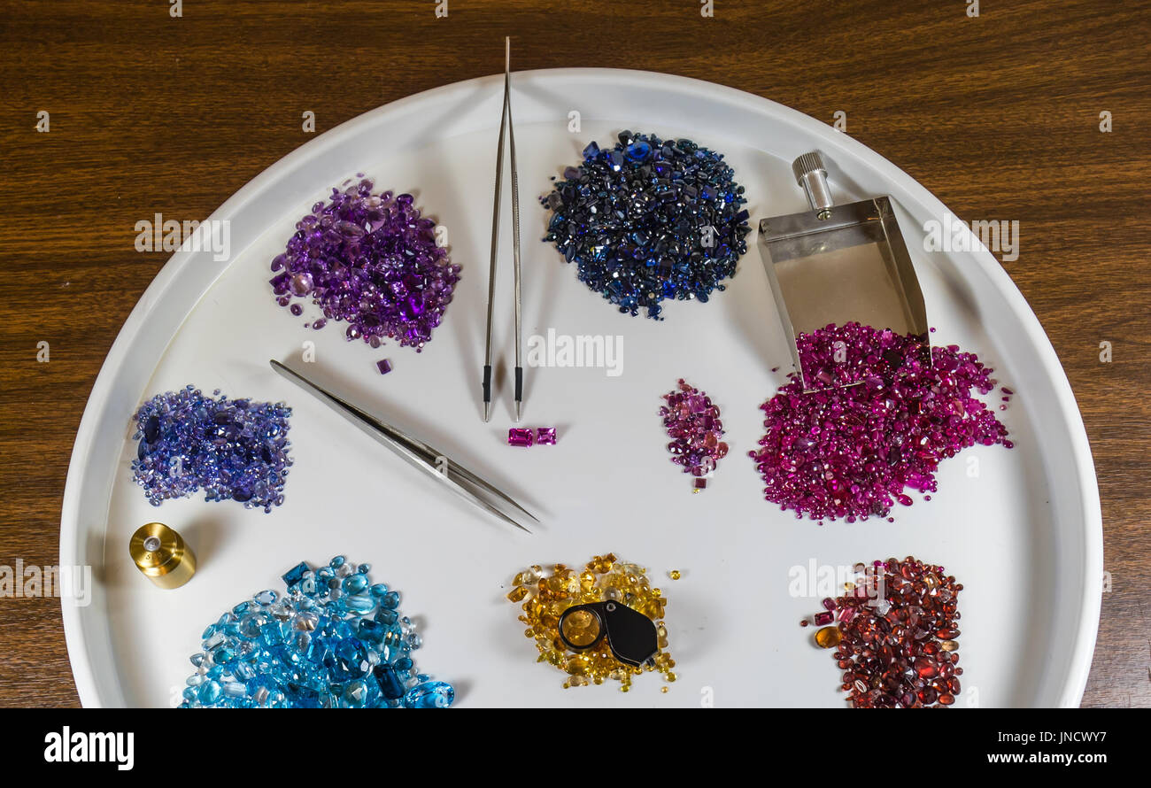 Gem lab mobile avec des pierres précieuses, (rubis, saphir, émeraude, topaze,  tanzanite, etc.) Microscope avec outils gem super pour la fabrication de  bijoux Photo Stock - Alamy