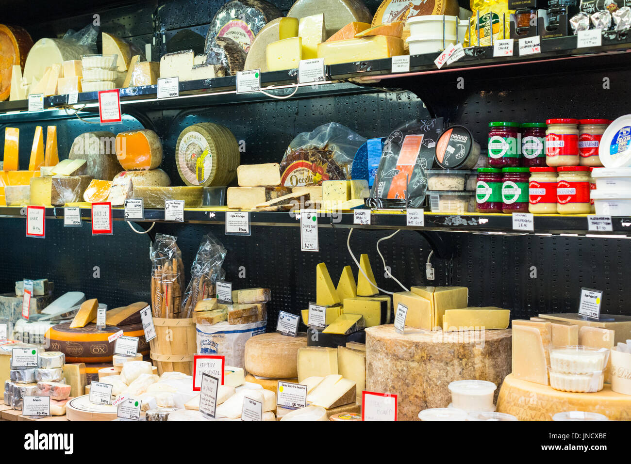 Fromages à l'affiche au fromage puant boutique au marché central d'Adélaïde en Australie du Sud. Banque D'Images