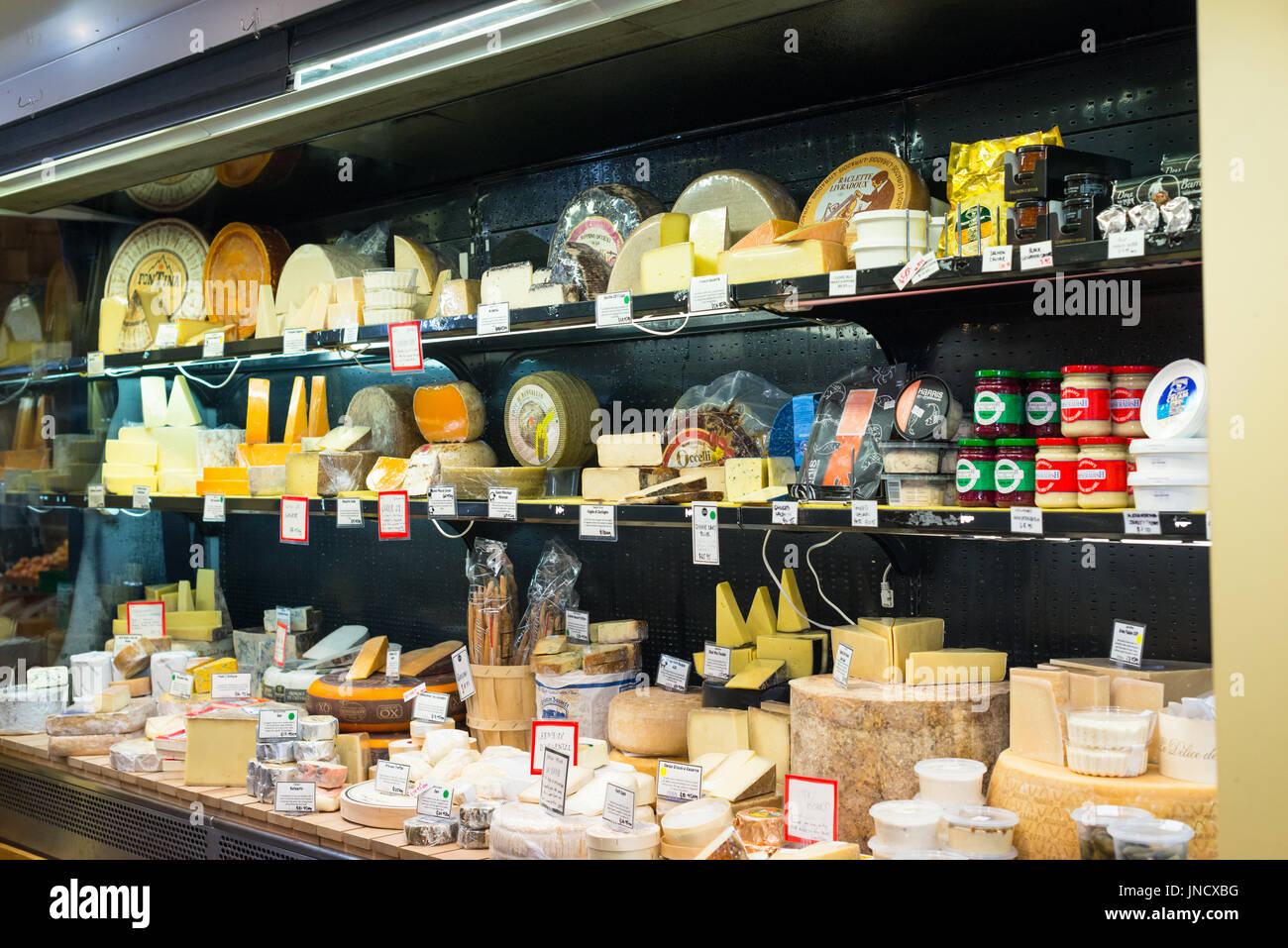 Fromages à l'affiche au fromage puant boutique au marché central d'Adélaïde en Australie du Sud. Banque D'Images