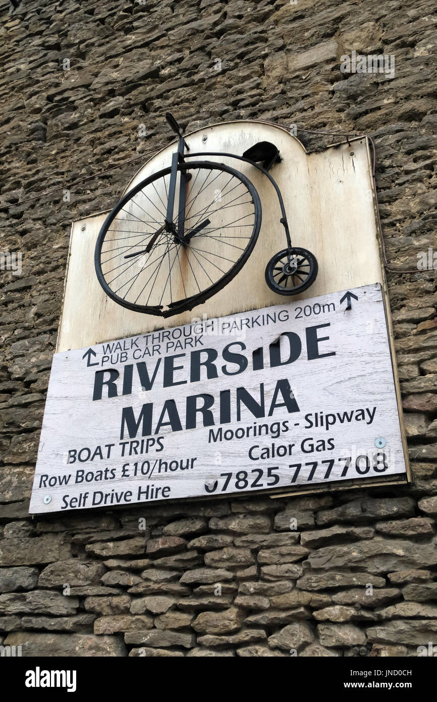 Lechlade on Thames, Riverside Marina Penny Farthing Sign, Gloucestershire, Angleterre, Royaume-Uni, GL7 3DL Banque D'Images