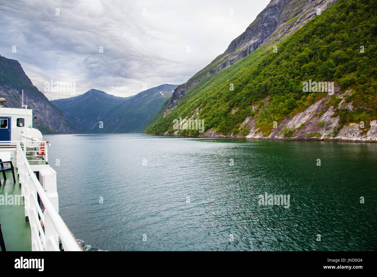 Vue sur fjord de Geiranger, Norvège du ferry Banque D'Images
