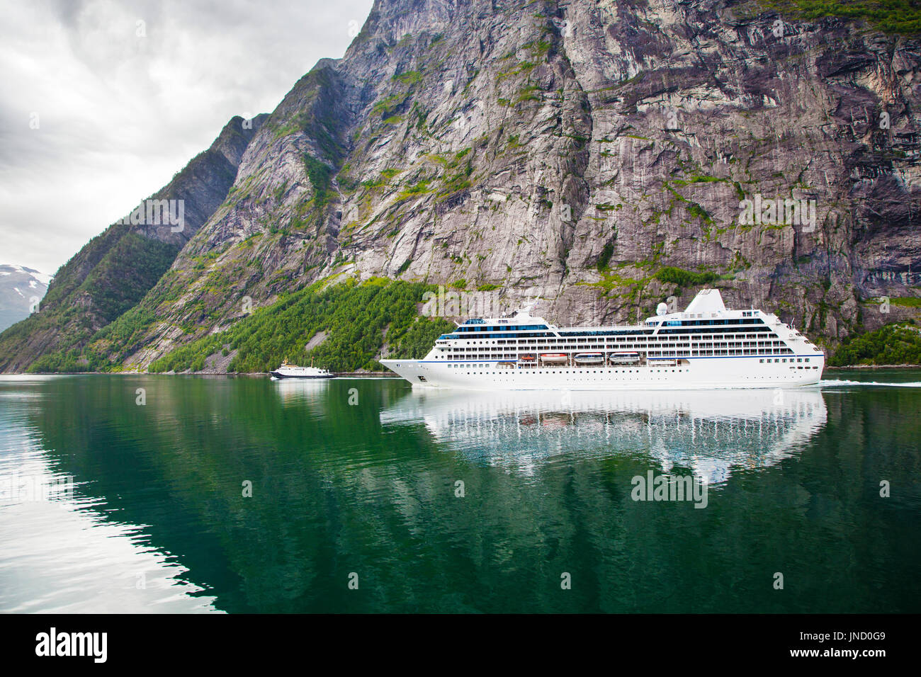 En Bateau de croisière fjord de Geiranger, Norvège Banque D'Images