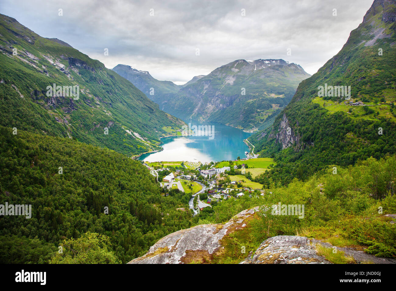 Vue sur le village de Geiranger, Norvège vue Flydalsjuvet Banque D'Images