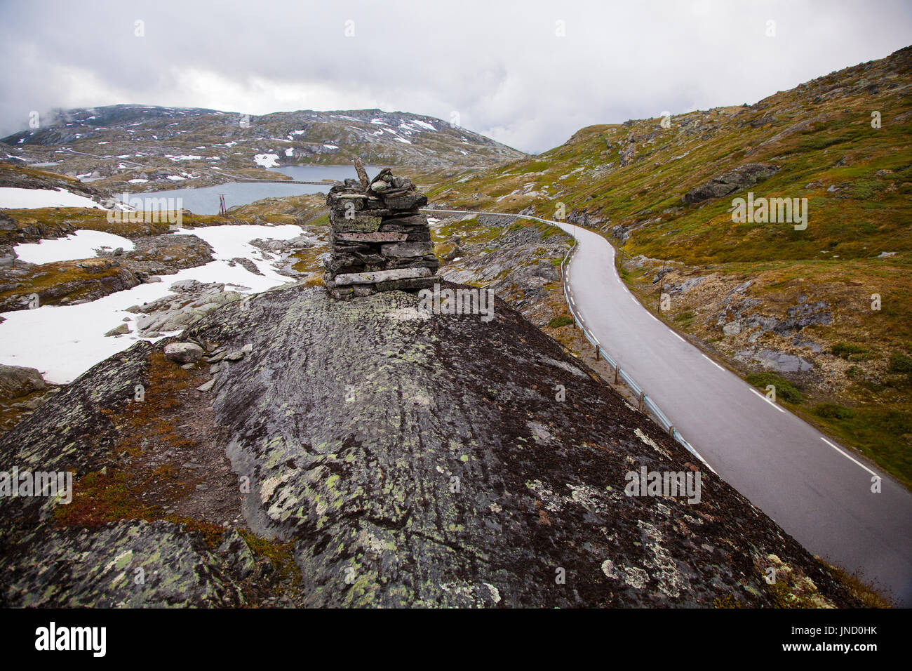 Route touristique nationale dans Sognefjellsvegen 55 Misty, la Norvège météo Banque D'Images