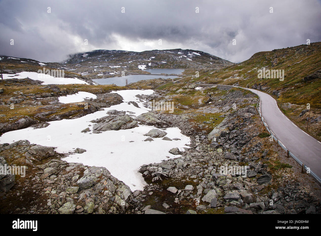 Route touristique nationale dans Sognefjellsvegen 55 Misty, la Norvège météo Banque D'Images