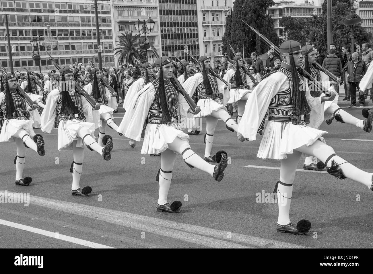 Athènes, Grèce, - 05 avril 2015 : un défilé militaire de solennelle des soldats portant l'uniforme traditionnel de descendre les rues d'athènes Banque D'Images