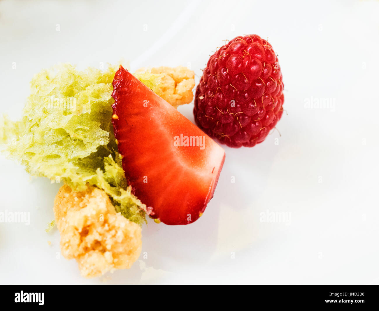 Composition de fruits rouges sur fond blanc Banque D'Images