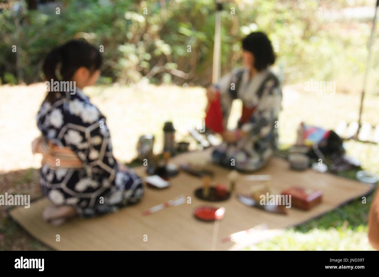 Blurred motion of Japanese women making sado chanoyu ou cérémonie du thé japonais, également appelé la voie du thé à l'extérieur de Nakhon Ratchasima, Thaïlande Banque D'Images