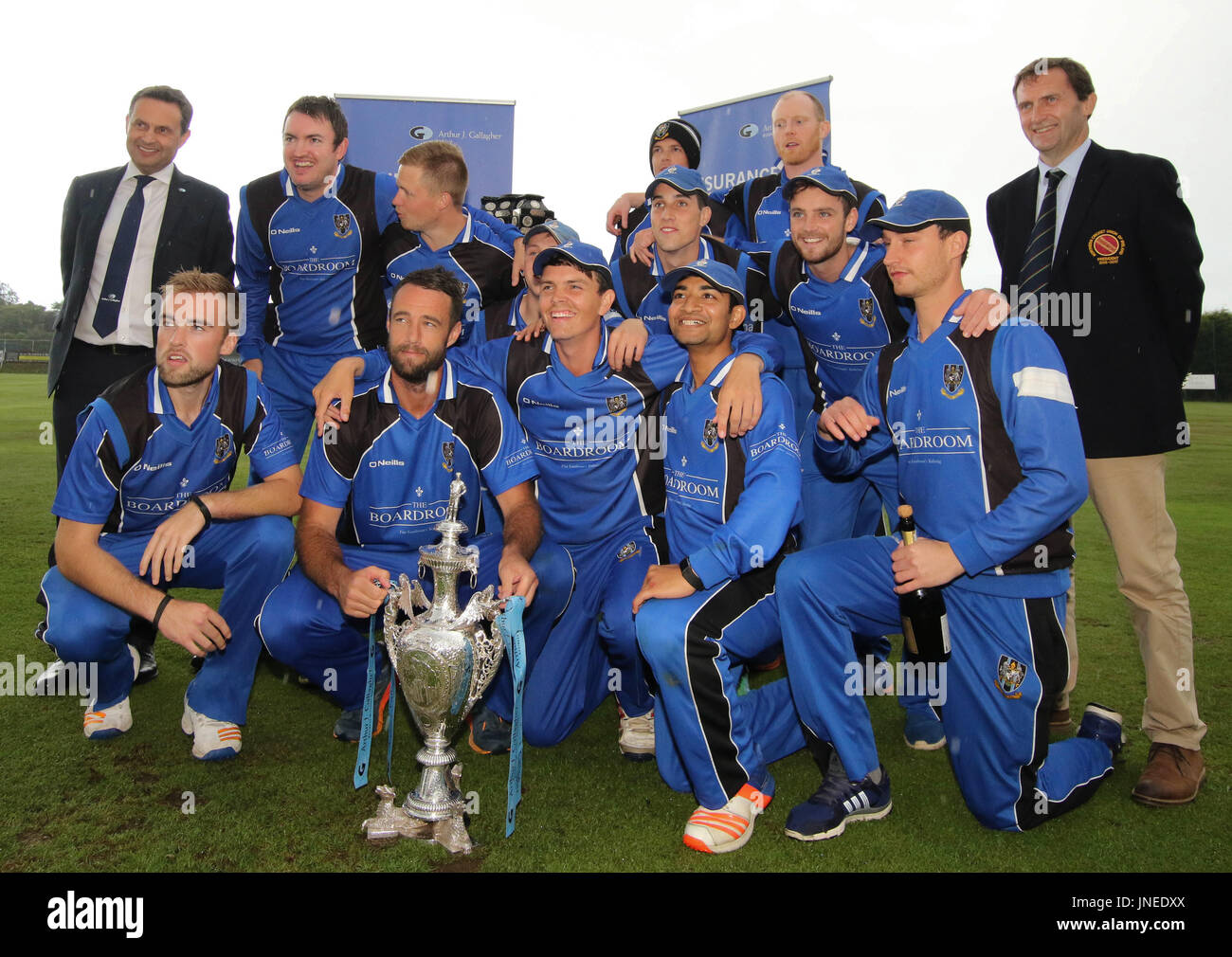 Le Livre vert, Comber, Irlande du Nord, Royaume-Uni. 29 juillet 2017. CIYMS Instonians défait par six wickets pour gagner la finale de la coupe d'Arthur J. Gallagher. CIYMS avec le trophée. Crédit : David Hunter/Alamy Live News. Banque D'Images
