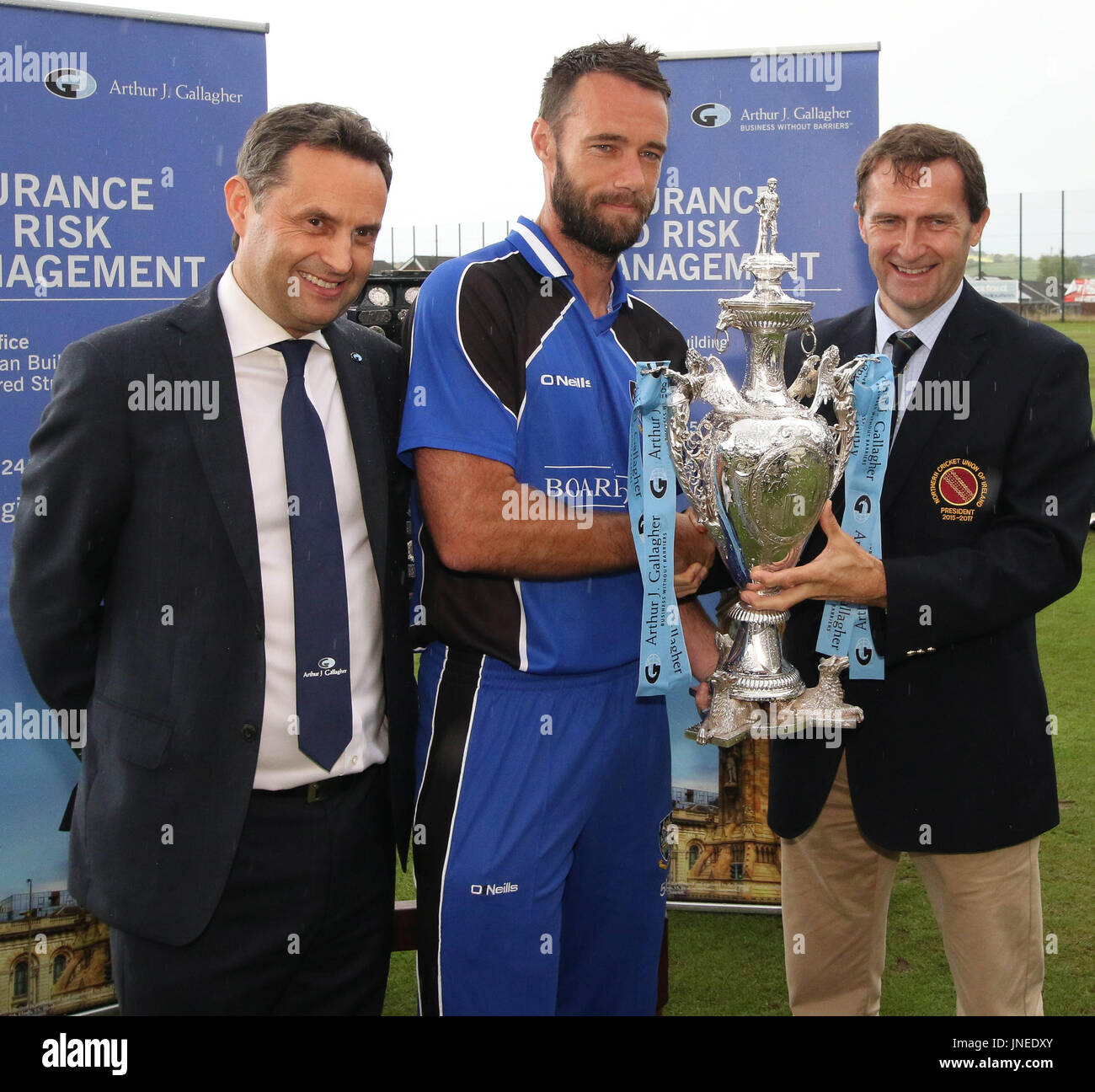 Le Livre vert, Comber, Irlande du Nord, Royaume-Uni. 29 juillet 2017. CIYMS Instonians défait par six wickets pour gagner la finale de la coupe d'Arthur J. Gallagher. Le capitaine CIYMS Nigel Jones (centre) reçoit la coupe d'UNC Président Peter McMorran (droite), avec Shane Matthews (à gauche) de Arthur J. Gallagher. Crédit : David Hunter/Alamy Live News. Banque D'Images