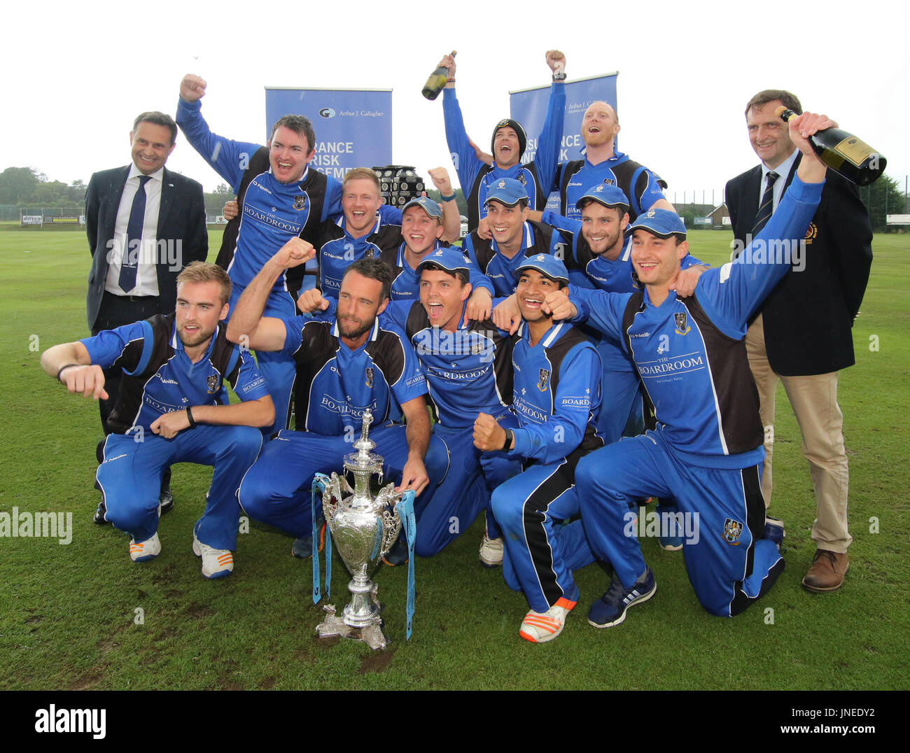 Le Livre vert, Comber, Irlande du Nord, Royaume-Uni. 29 juillet 2017. CIYMS Instonians défait par six wickets pour gagner la finale de la coupe d'Arthur J. Gallagher. Coupe CIYMS célèbrent leur victoire. Crédit : David Hunter/Alamy Live News. Banque D'Images
