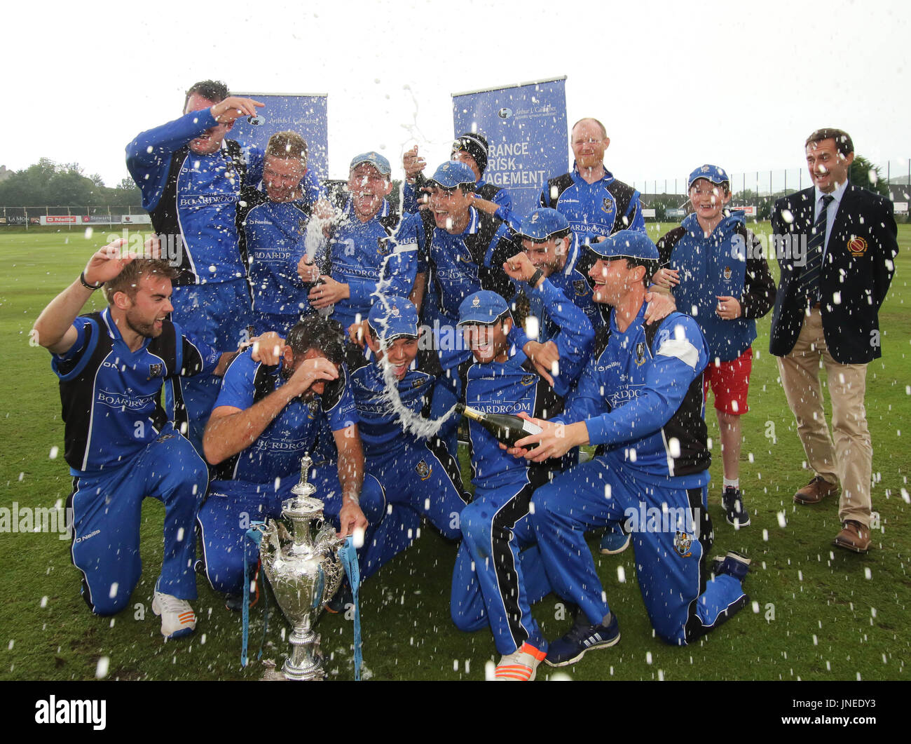 Le Livre vert, Comber, Irlande du Nord, Royaume-Uni. 29 juillet 2017. CIYMS Instonians défait par six wickets pour gagner la finale de la coupe d'Arthur J. Gallagher. Coupe CIYMS célèbrent leur victoire. Crédit : David Hunter/Alamy Live News. Banque D'Images