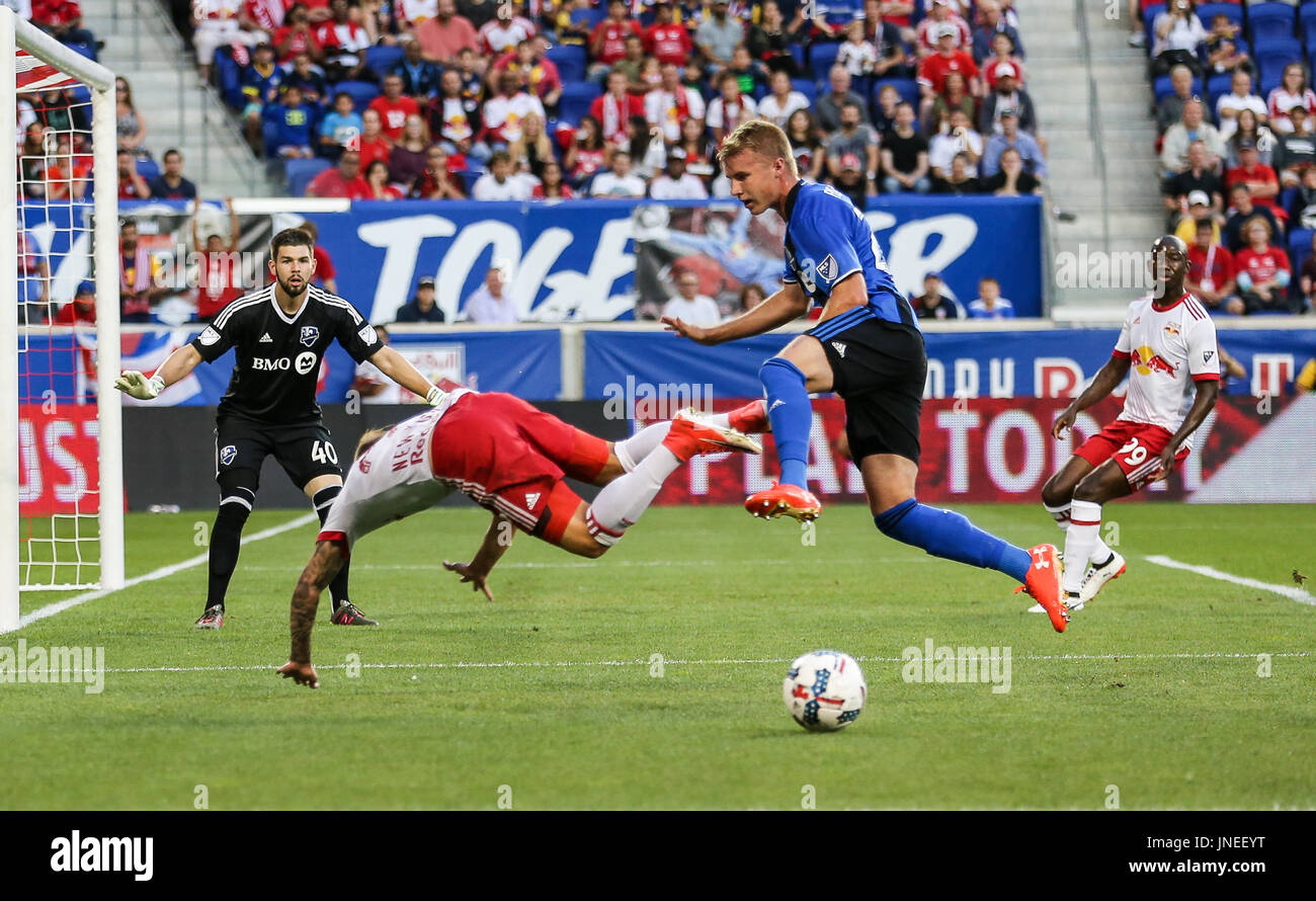 Harrison, NJ, USA. 29 juillet, 2017. Impact de Montréal defender Kyle Fisher (26) entre en collision avec le New York Red Bulls de terrain Daniel Royer (77) au cours d'un match entre la MLS Impact de Montréal et du New York Red Bulls au Red Bull Arena à Harrison, NEW JERSEY. Langish Mike/Cal Sport Media. Credit : csm/Alamy Live News Banque D'Images