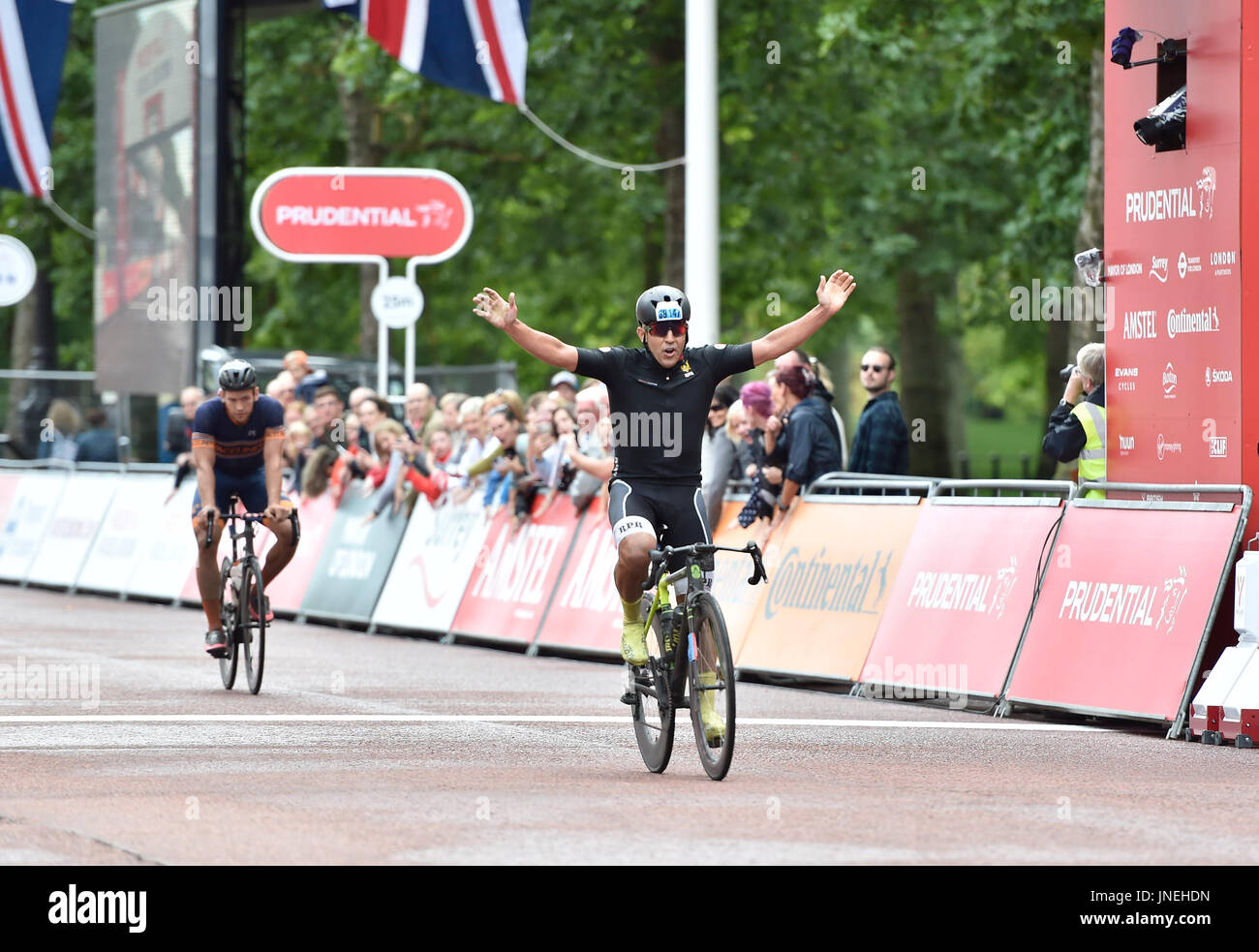 Londres, Royaume-Uni. 30 juillet, 2017. La première terminée juste moins de 4 heures (le résultat officiel sera mis à jour bientôt à Prudential RideLondon-Surrey 100 le dimanche, Juillet 30, 2017, London England : Photo : Taka Taka : crédit G Wu Wu/Alamy Live News Banque D'Images