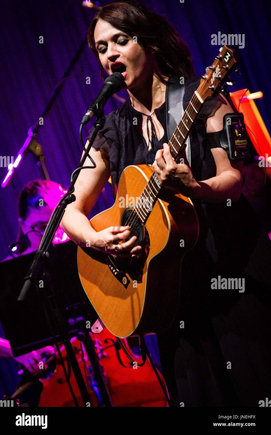 Gardone Riviera, Italie. 29 juillet, 2017. Gardone Riviera Brescia Italie 29 juillet 2007 Carmen Consoli effectue live au Anfiteatro Vittoriale Crédit : Roberto Finizio/Alamy Live News Banque D'Images