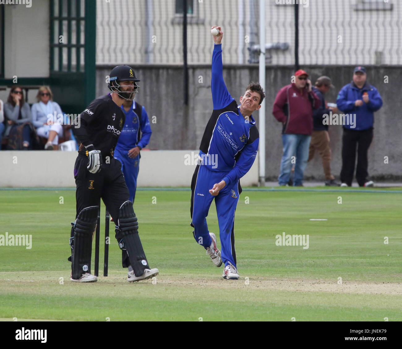 Le Livre vert, Comber, Irlande du Nord, Royaume-Uni. 29 juillet 2017. CIYMS Instonians défait par six wickets pour gagner la finale de la coupe d'Arthur J. Gallagher. Jacob Mulder (CIYMS) bowling. Crédit : David Hunter/Alamy Live News. Banque D'Images