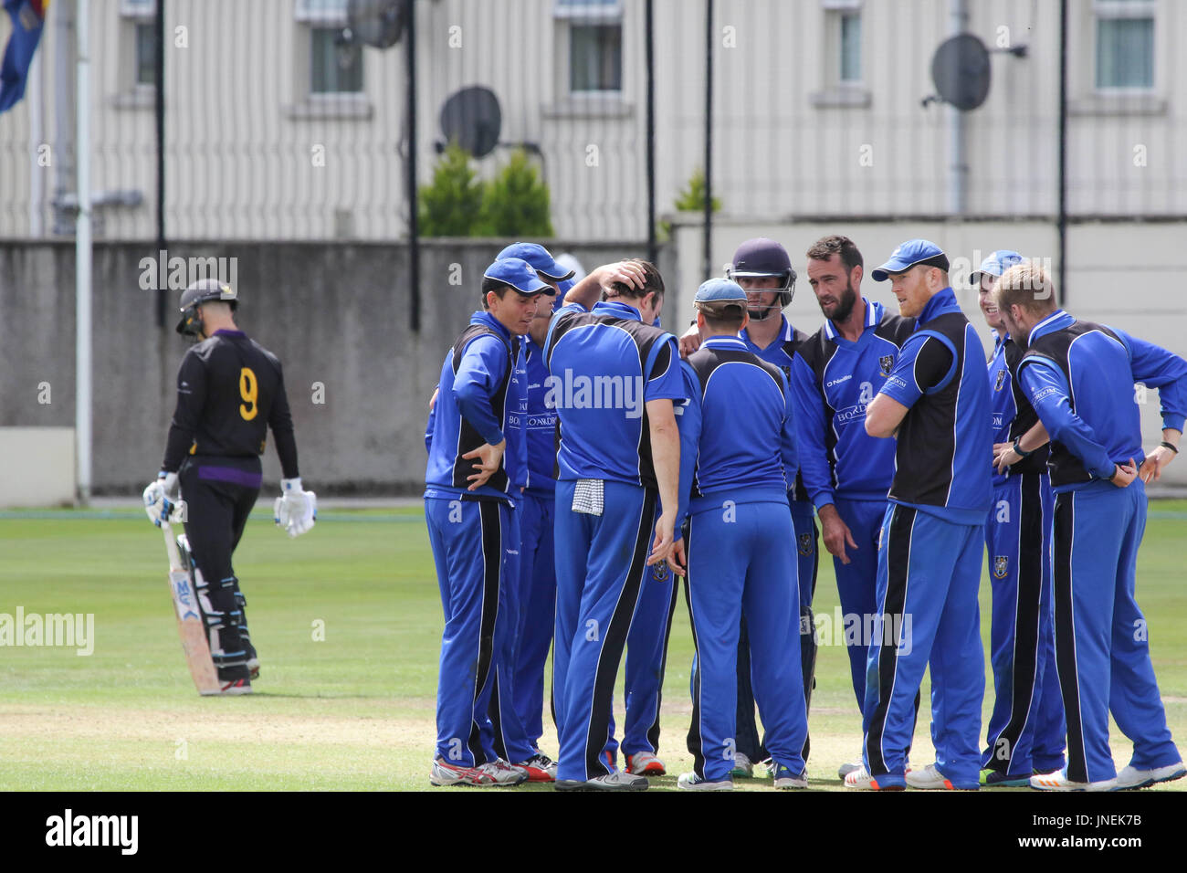 Le Livre vert, Comber, Irlande du Nord, Royaume-Uni. 29 juillet 2017. CIYMS Instonians défait par six wickets pour gagner la finale de la coupe d'Arthur J. Gallagher. Prendre un autre CIYMS wicket comme Rob McKinley (9) fait son chemin vers le pavillon. Crédit : David Hunter/Alamy Live News. Banque D'Images