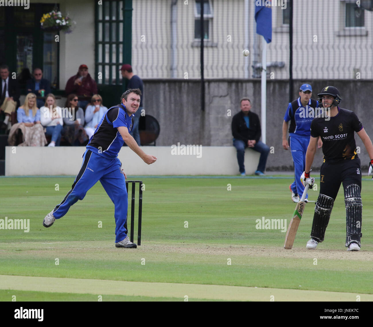 Le Livre vert, Comber, Irlande du Nord, Royaume-Uni. 29 juillet 2017. CIYMS Instonians défait par six wickets pour gagner la finale de la coupe d'Arthur J. Gallagher. Trevor Britton bowling for CIYMS. Crédit : David Hunter/Alamy Live News. Banque D'Images