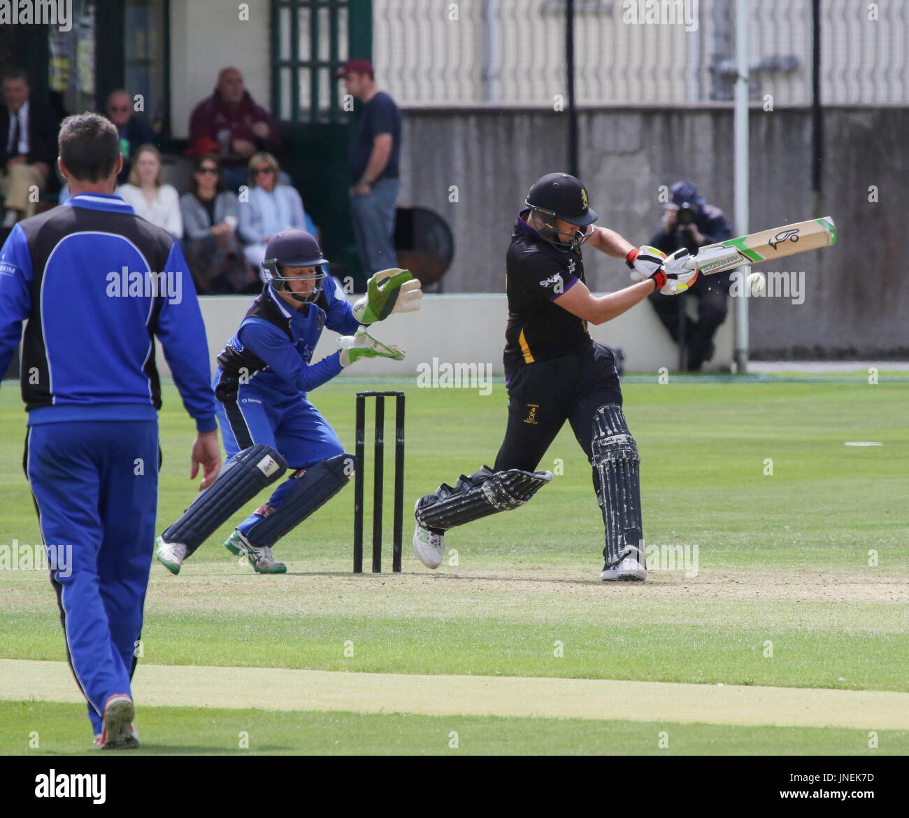 Le Livre vert, Comber, Irlande du Nord, Royaume-Uni. 29 juillet 2017. CIYMS Instonians défait par six wickets pour gagner la finale de la coupe d'Arthur J. Gallagher. Le capitaine des Instonians Nikolai Smith tire cette tourné vers la mi-guichet. Crédit : David Hunter/Alamy Live News. Banque D'Images
