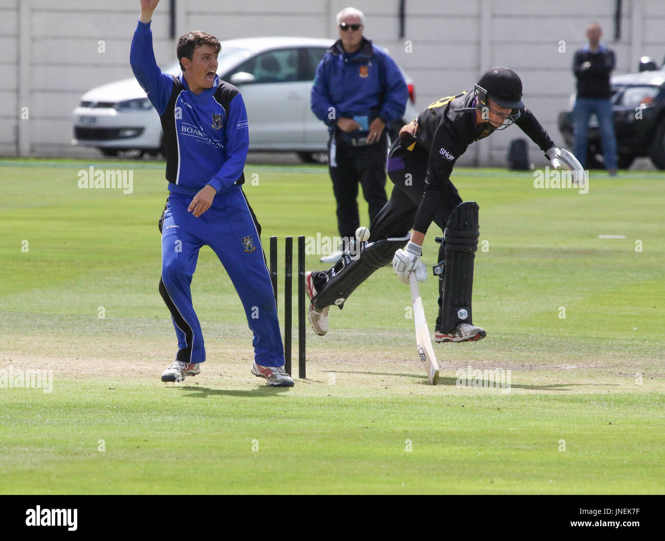 Le Livre vert, Comber, Irlande du Nord, Royaume-Uni. 29 juillet 2017. CIYMS Instonians défait par six wickets pour gagner la finale de la coupe d'Arthur J. Gallagher. En tout - Nathan Smith (Instonians) ont survécu à ce run-out appel. Crédit : David Hunter/Alamy Live News. Banque D'Images