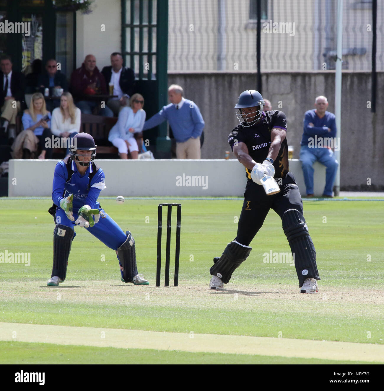 Le Livre vert, Comber, Irlande du Nord, Royaume-Uni. 29 juillet 2017. CIYMS Instonians défait par six wickets pour gagner la finale de la coupe d'Arthur J. Gallagher. Eugene Moleon batting pour Instonians. Crédit : David Hunter/Alamy Live News. Banque D'Images