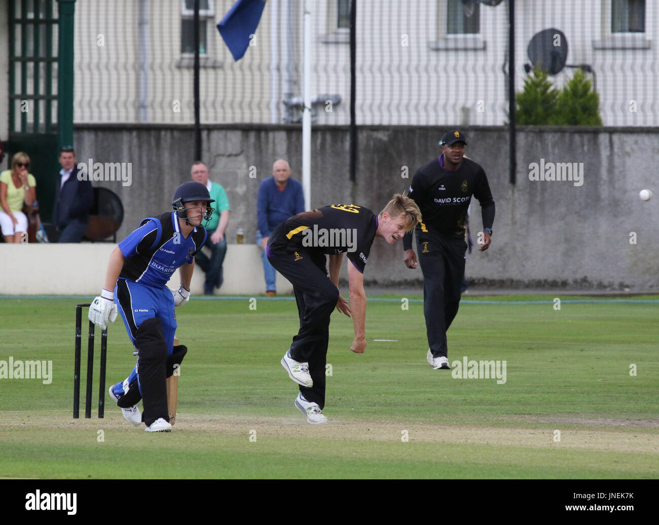 Le Livre vert, Comber, Irlande du Nord, Royaume-Uni. 29 juillet 2017. CIYMS Instonians défait par six wickets pour gagner la finale de la coupe d'Arthur J. Gallagher. Nathan Smith bowling for Instonians. Crédit : David Hunter/Alamy Live News. Banque D'Images