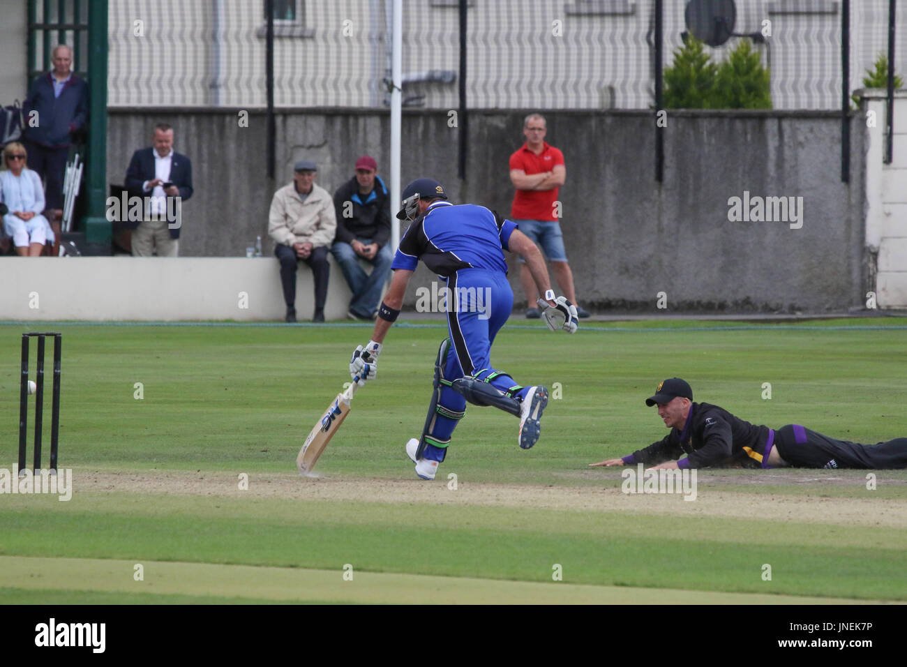 Le Livre vert, Comber, Irlande du Nord, Royaume-Uni. 29 juillet 2017. CIYMS Instonians défait par six wickets pour gagner la finale de la coupe d'Arthur J. Gallagher. Le capitaine CIYMS Nigel Jones observe alors que le ballon va passé les souches. Crédit : David Hunter/Alamy Live News. Banque D'Images
