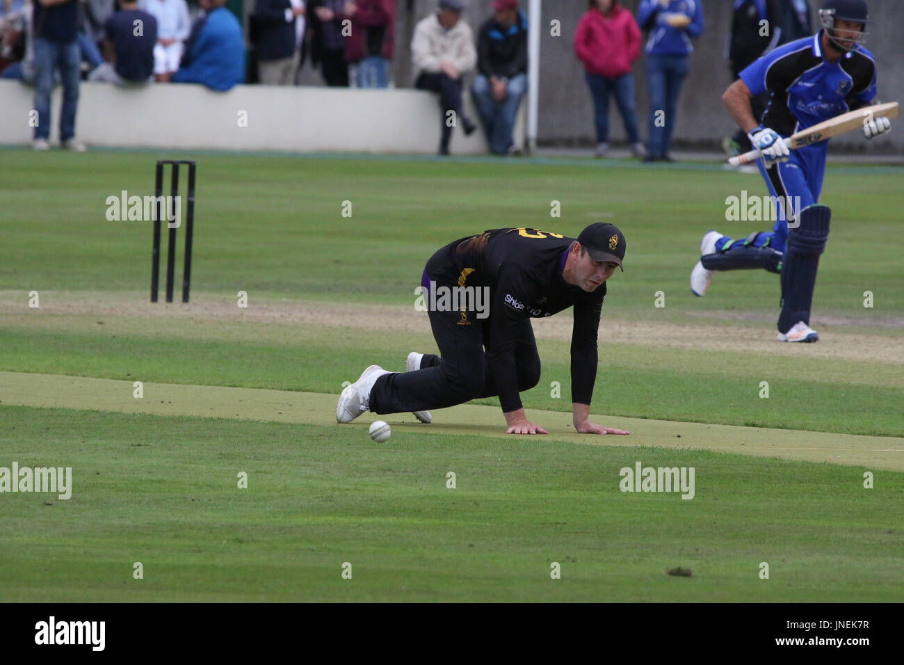 Le Livre vert, Comber, Irlande du Nord, Royaume-Uni. 29 juillet 2017. CIYMS Instonians défait par six wickets pour gagner la finale de la coupe d'Arthur J. Gallagher. Nigel Jones (CIYMS) ajoute un autre terme pour le score. Crédit : David Hunter/Alamy Live News. Banque D'Images