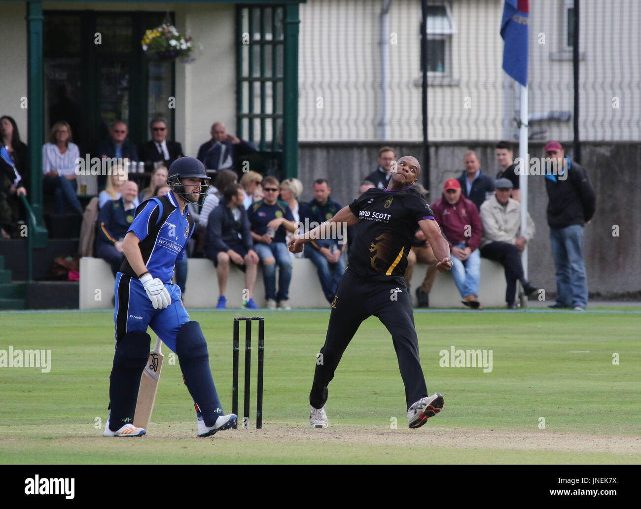 Le Livre vert, Comber, Irlande du Nord, Royaume-Uni. 29 juillet 2017. CIYMS Instonians défait par six wickets pour gagner la finale de la coupe d'Arthur J. Gallagher. Eugene Moleon bowling for Instonians, Crédit : David Hunter/Alamy Live News. Banque D'Images