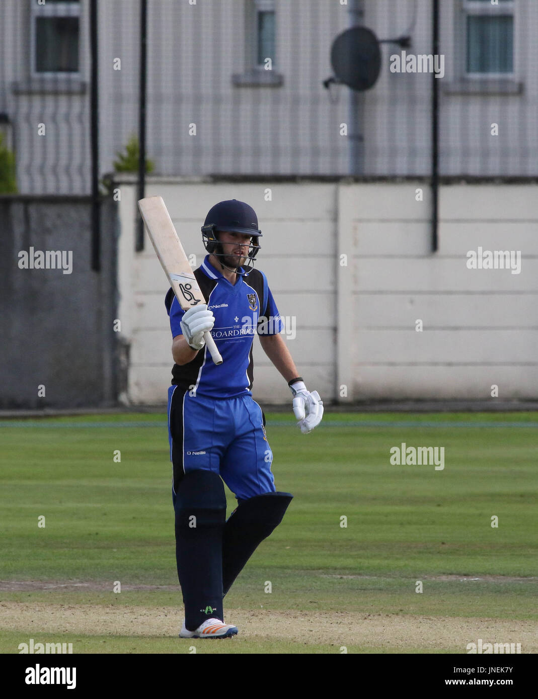 Le Livre vert, Comber, Irlande du Nord, Royaume-Uni. 29 juillet 2017. CIYMS Instonians défait par six wickets pour gagner la finale de la coupe d'Arthur J. Gallagher. CIYMS batteur Ryan Hunter salue les partisans d'atteindre ses cinquante hommes. Crédit : David Hunter/Alamy Live News. Banque D'Images