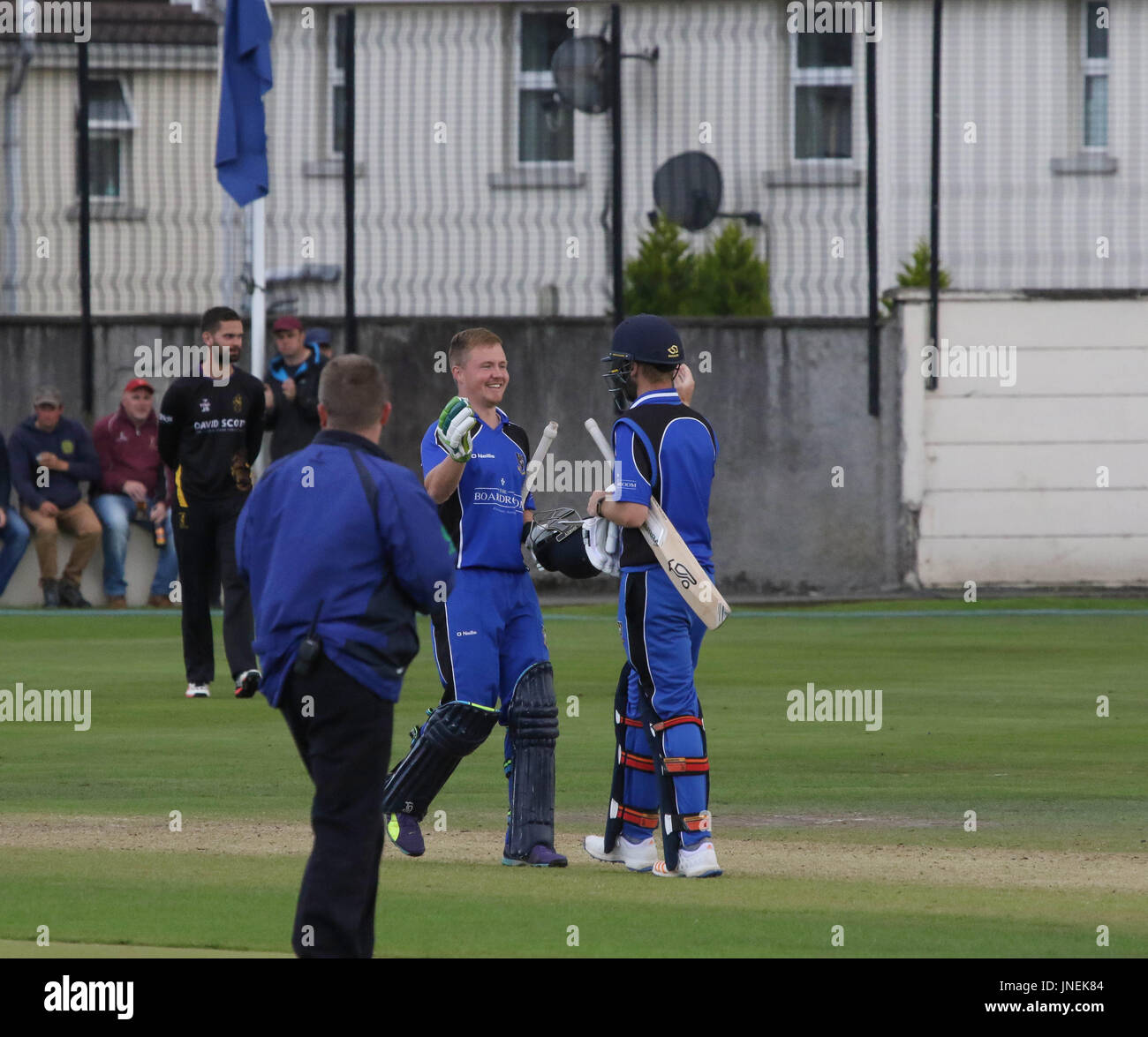 Le Livre vert, Comber, Irlande du Nord, Royaume-Uni. 29 juillet 2017. CIYMS Instonians défait par six wickets pour gagner la finale de la coupe d'Arthur J. Gallagher. Jason Van Der Merwe (à gauche) et Ryan Hunter célébrer comme CIYMS gagner la coupe. Crédit : David Hunter/Alamy Live News. Banque D'Images