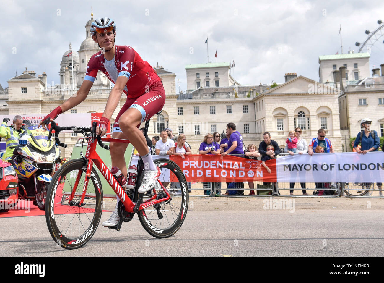 Londres, Royaume-Uni. 30 juillet 2017. Une équipe Katusha Alpecin rider se réchauffe avant de la Prudential RideLondon-Surrey Classic, la Grande-Bretagne de la toute première course UCI WorldTour pour hommes les plus riches du monde et la course d'un jour. À partir de Horse Guards Parade, l'183km course a dans un itinéraire autour de la banlieue de Londres à la fin dans le centre commercial. Crédit : Stephen Chung / Alamy Live News Banque D'Images