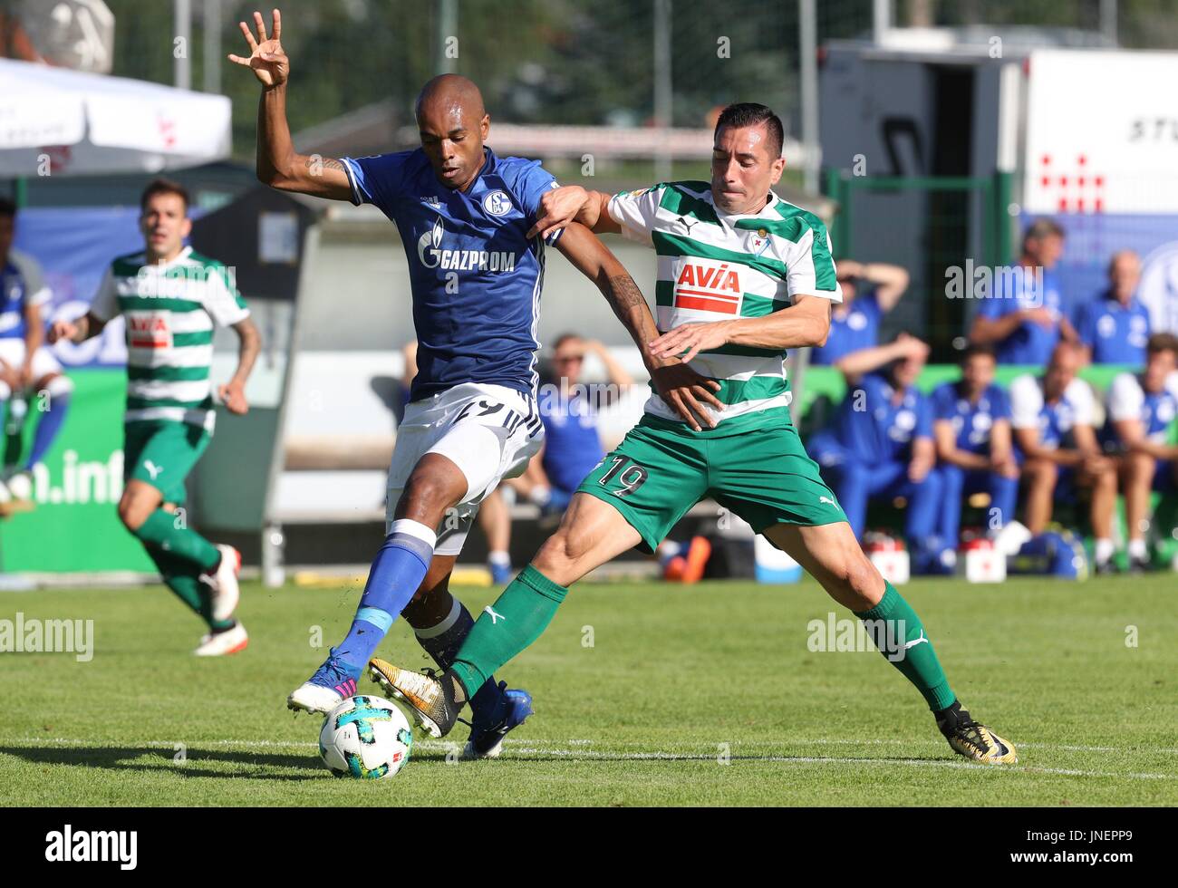 Mittersill, Autriche. 30 juillet, 2017. Le Schalke Naldo (l) et l'Eibar Charles Dias de Oliveira rivalisent pour la balle pendant la coupe match amical entre le FC Schalke 04 et SD Eibar dans Mittersill, Autriche, 30 juillet 2017. Photo : Tim Rehbein/dpa/Alamy Live News Banque D'Images