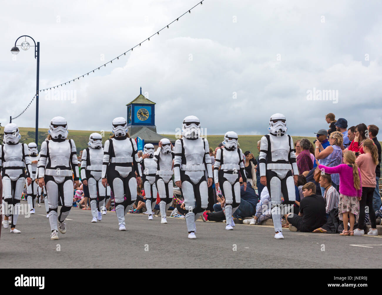 Swanage, Dorset, UK. 30 juillet, 2017. Les visiteurs affluent à Swanage pour regarder le défilé parade, dans le cadre de la semaine du Carnaval de Swanage. Le thème de cette année est Swanage Goes Global pour les participants à montrer la robe nationale ou les caractéristiques de leur pays préféré. Star Wars Stormtrooper personnages marchant passé. Credit : Carolyn Jenkins/Alamy Live News Banque D'Images