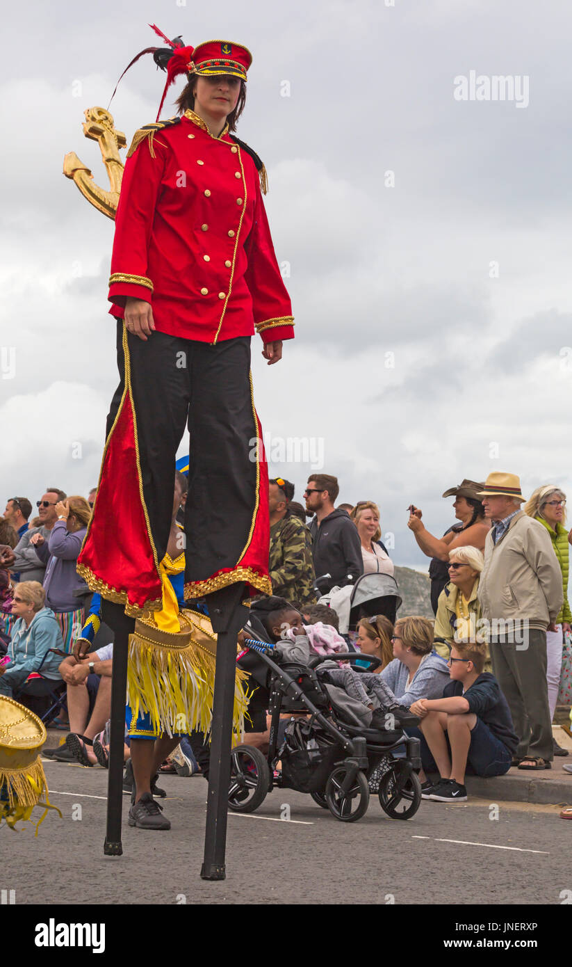 Swanage, Dorset, UK. 30 juillet, 2017. Les visiteurs affluent à Swanage pour regarder le défilé parade, dans le cadre de la semaine du Carnaval de Swanage. Le thème de cette année est Swanage Goes Global pour les participants à montrer la robe nationale ou les caractéristiques de leur pays préféré. Stilt walker prend part à la procession de carnaval. Femme personne debout sur pilotis. Credit : Carolyn Jenkins/Alamy Live News Banque D'Images