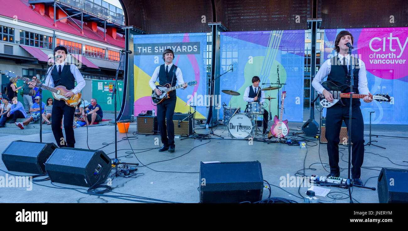 Le groupe Beatles Day Trippers jouer les chantiers constructeurs au Square, North Vancouver, Colombie-Britannique, Canada. Banque D'Images
