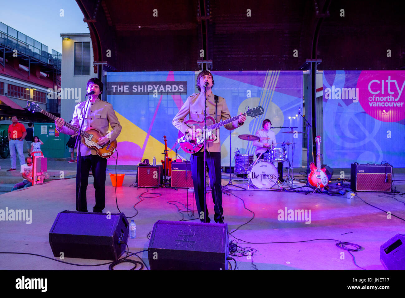 Le groupe Beatles Day Trippers jouer les chantiers constructeurs au Square, North Vancouver, Colombie-Britannique, Canada. Banque D'Images