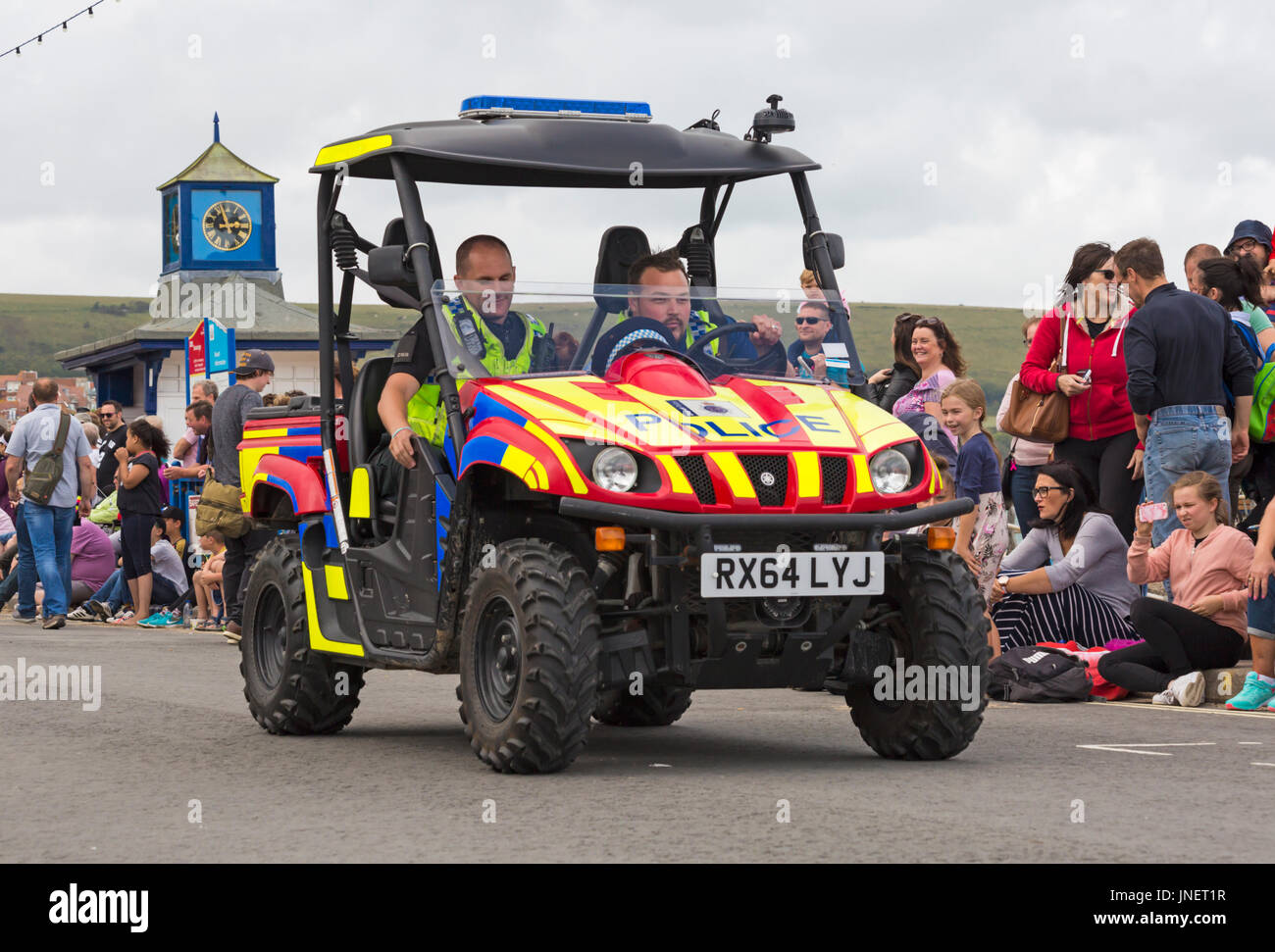 Swanage, Dorset, UK. 30 juillet, 2017. Les visiteurs affluent à Swanage pour regarder le défilé parade, dans le cadre de la semaine du Carnaval de Swanage. Le thème de cette année est Swanage Goes Global pour les participants à montrer la robe nationale ou les caractéristiques de leur pays préféré. Buggy Police prend part à la procession de carnaval. Credit : Carolyn Jenkins/Alamy Live News Banque D'Images