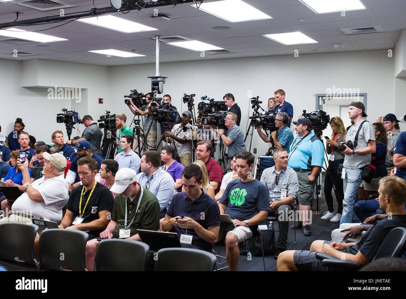 30 juillet, 2017 ; Foxborough, Massachusetts, États-Unis ; les membres des médias attendre le début de la conférence de presse, comme New England Patriots Rob Ninkovich défensive fin annonce sa retraite au Stade Gillette. Anthony Nesmith/Cal Sport Media Banque D'Images
