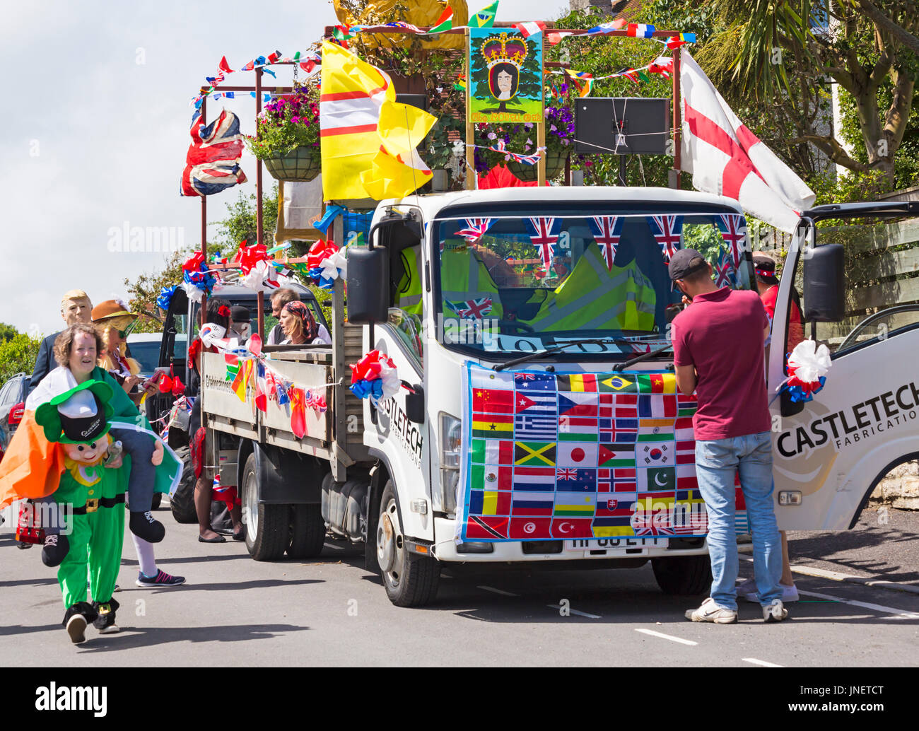 Swanage, Dorset, UK. 30 juillet, 2017. Les visiteurs affluent à Swanage pour regarder le défilé parade, dans le cadre de la semaine du Carnaval de Swanage. Le thème de cette année est Swanage Goes Global pour les participants à montrer la robe nationale ou les caractéristiques de leur pays préféré. Flotteur camion décorée de drapeaux du monde de se préparer pour le carnaval procession. Credit : Carolyn Jenkins/Alamy Live News Banque D'Images