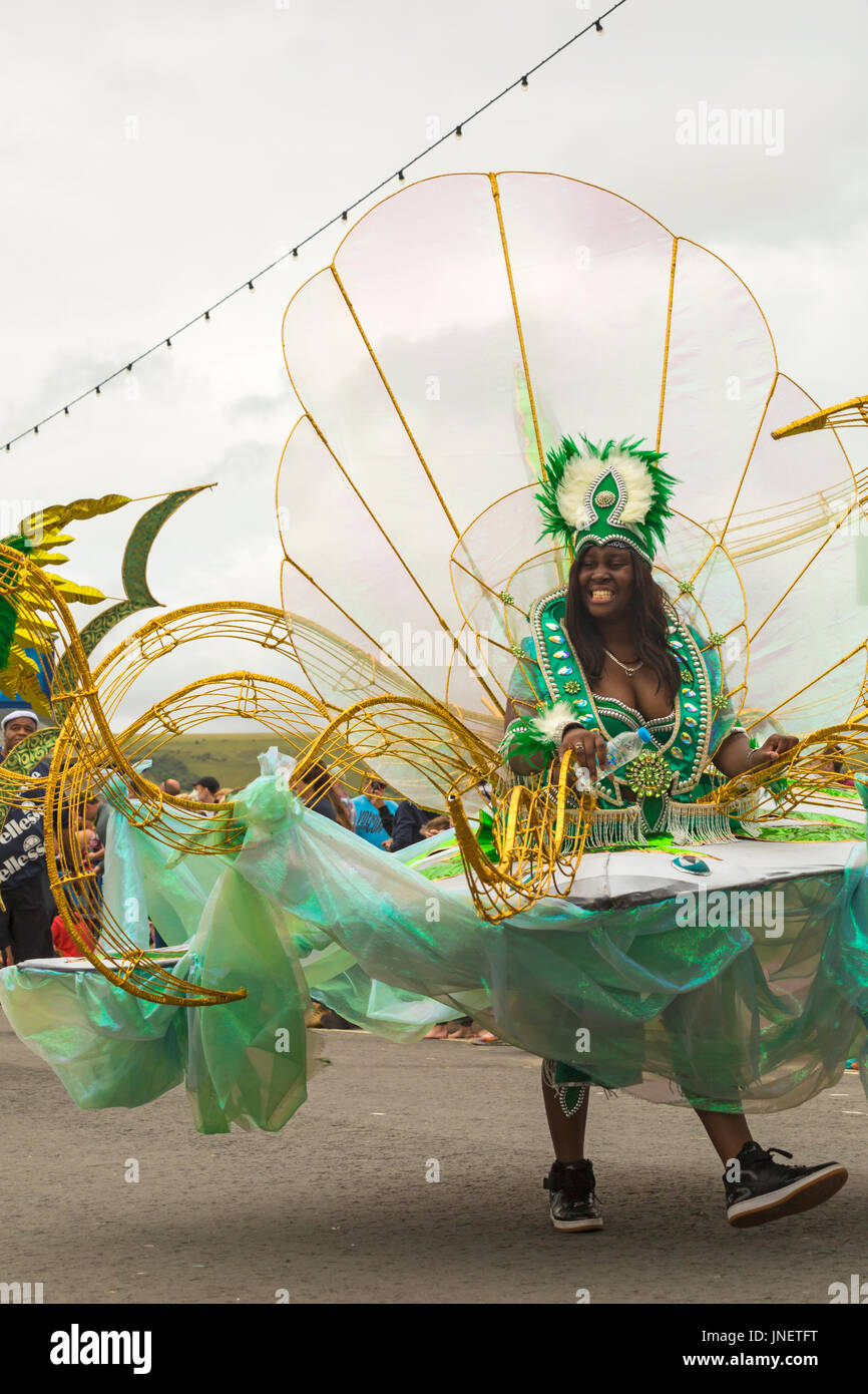 Swanage, Dorset, UK. 30 juillet, 2017. Les visiteurs affluent à Swanage pour regarder le défilé parade, dans le cadre de la semaine du Carnaval de Swanage. Le thème de cette année est Swanage Goes Global pour les participants à montrer la robe nationale ou les caractéristiques de leur pays préféré. Les participants prennent part au défilé du carnaval. Credit : Carolyn Jenkins/Alamy Live News Banque D'Images