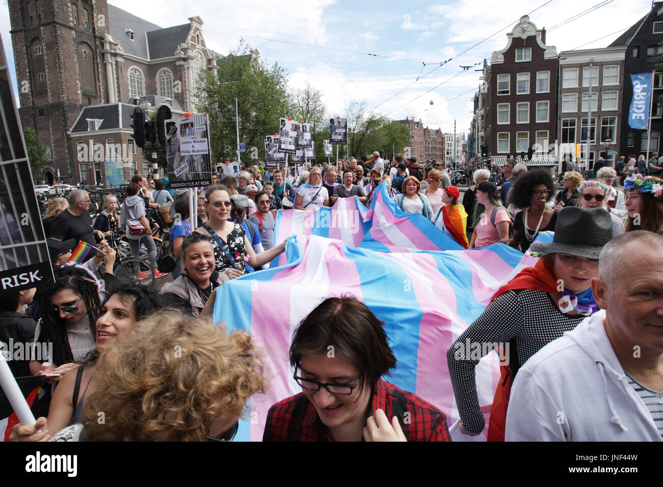 Les participants portant un drapeau géant de transgenres pendant l'PrideWalk le 29 juillet à Amsterdam,Pays-Bas. Le mois de mars marque le début de fierté Amste Banque D'Images